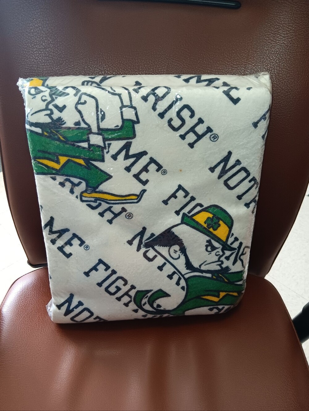 Penn-Sons Notre Dame Navy and Gold Collegiate Blanket New In Package - Picture 3 of 3